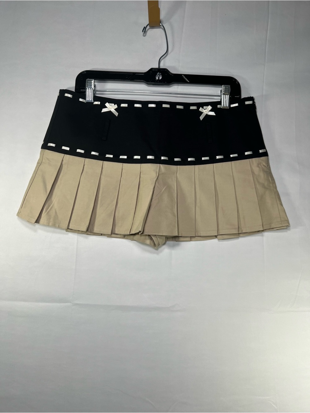 The Kript Pleated Tennis Skort Black Tan Ribbon Trim Bows Womens Size M NWT